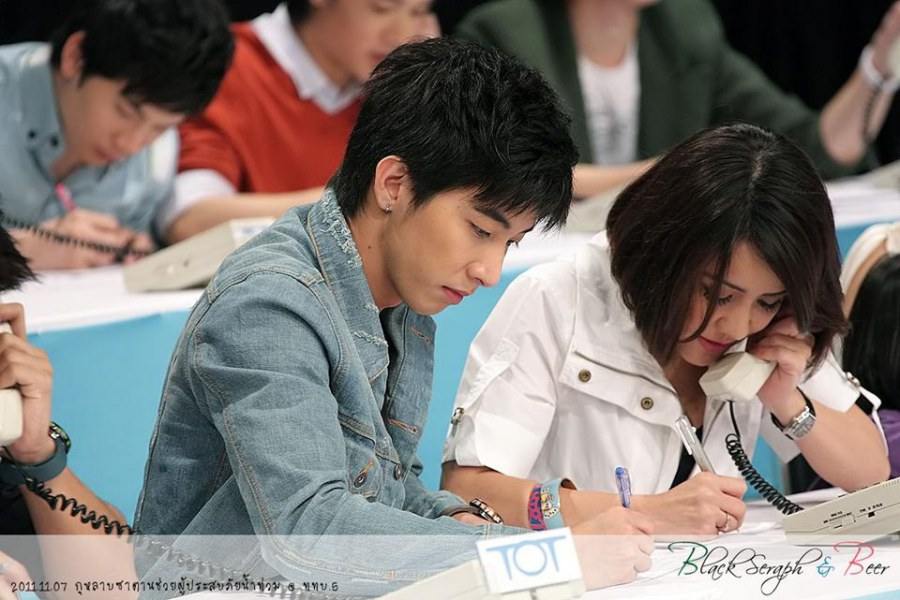 กุหลาบซาตานช่วยผู้ประสบภัยน้ำท่วม @ ททบ 5