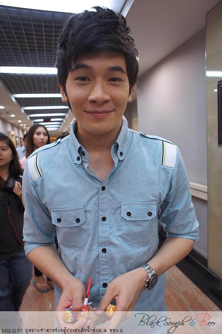 กุหลาบซาตานช่วยผู้ประสบภัยน้ำท่วม @ ททบ 5