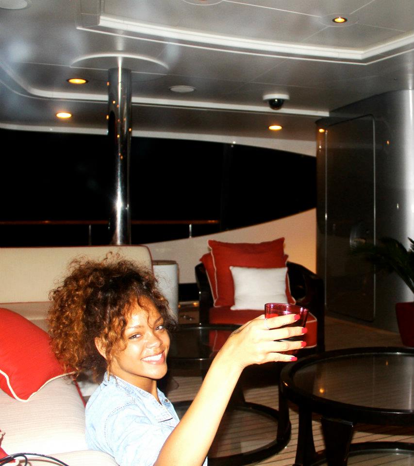 ภาพ exclusive rihanna บนเรือส่วนตัว