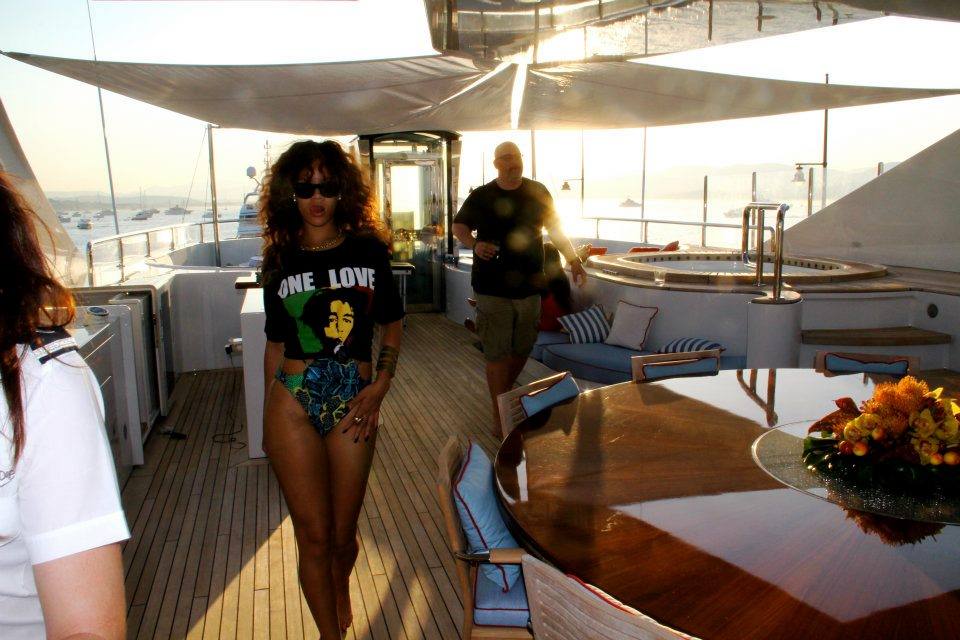 ภาพ exclusive rihanna บนเรือส่วนตัว