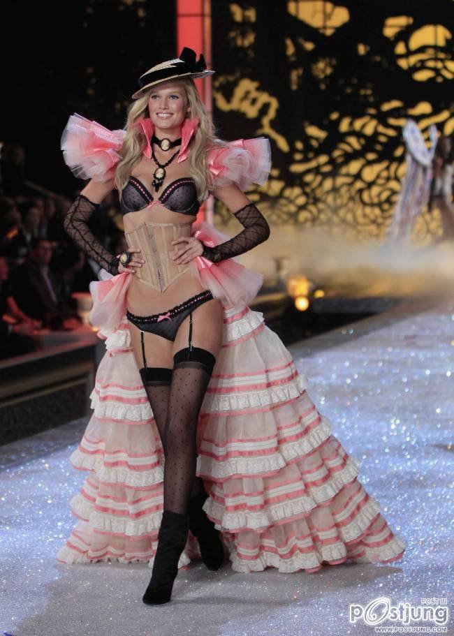 2011 Victoria’s Secret Runway Fashion Show