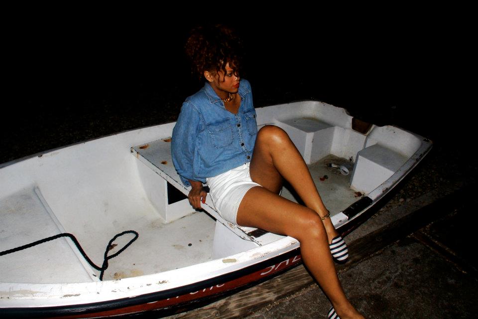 ภาพ exclusive rihanna กับการเดินเที่ยวแบบคนธรรมดา ^__^