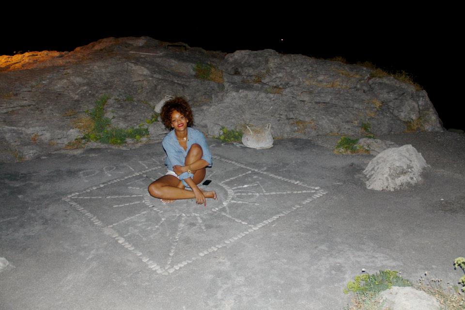 ภาพ exclusive rihanna กับการเดินเที่ยวแบบคนธรรมดา ^__^