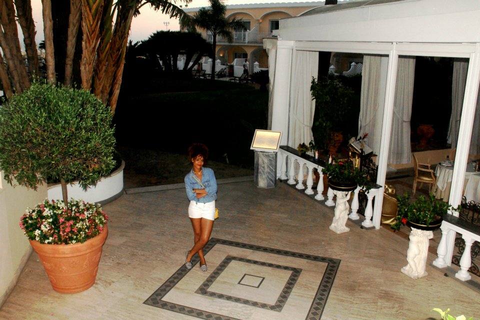 ภาพ exclusive rihanna กับการเดินเที่ยวแบบคนธรรมดา ^__^