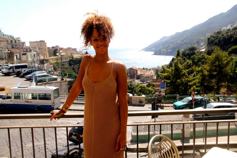 ภาพ exclusive rihanna กับการเดินเที่ยวแบบคนธรรมดา ^__^