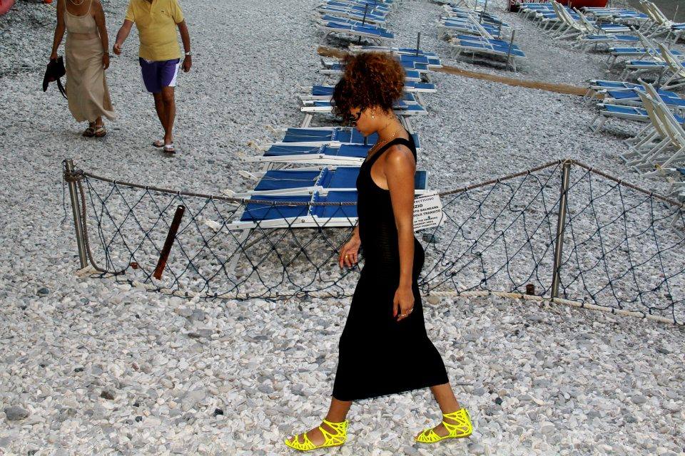 ภาพ exclusive rihanna กับการเดินเที่ยวแบบคนธรรมดา ^__^