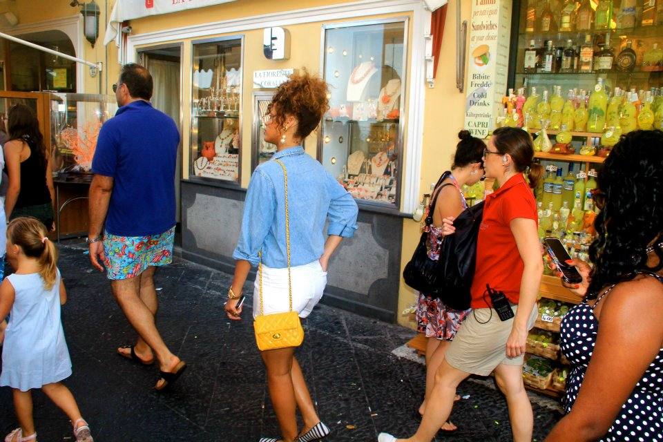 ภาพ exclusive rihanna กับการเดินเที่ยวแบบคนธรรมดา ^__^