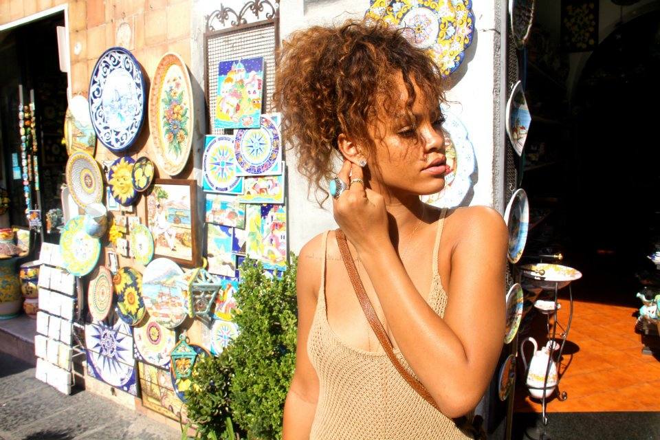 ภาพ exclusive rihanna กับการเดินเที่ยวแบบคนธรรมดา ^__^