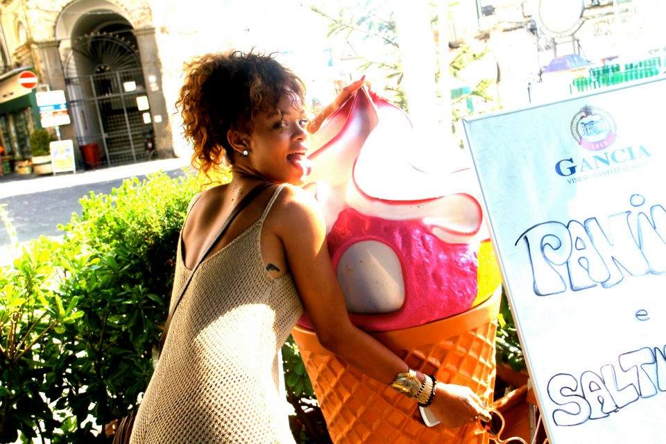 ภาพ exclusive rihanna กับการเดินเที่ยวแบบคนธรรมดา ^__^