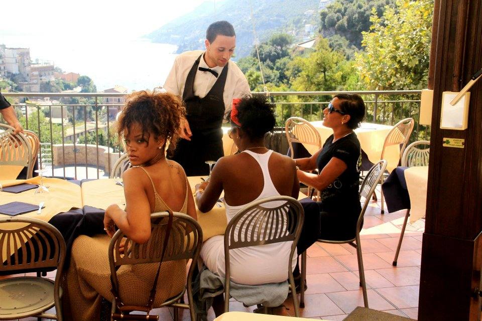 ภาพ exclusive rihanna กับการเดินเที่ยวแบบคนธรรมดา ^__^