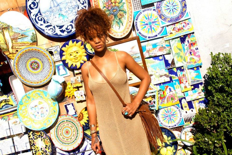 ภาพ exclusive rihanna กับการเดินเที่ยวแบบคนธรรมดา ^__^