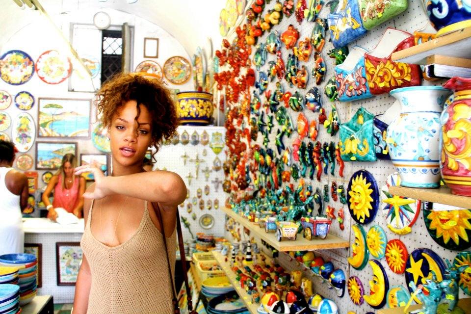 ภาพ exclusive rihanna กับการเดินเที่ยวแบบคนธรรมดา ^__^