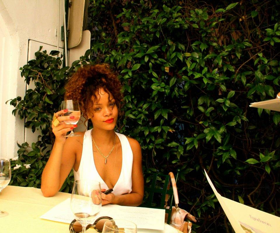 ภาพ exclusive rihanna กับการเดินเที่ยวแบบคนธรรมดา ^__^