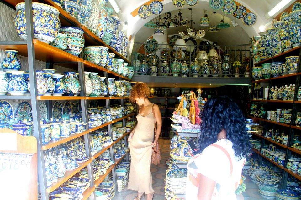 ภาพ exclusive rihanna กับการเดินเที่ยวแบบคนธรรมดา ^__^