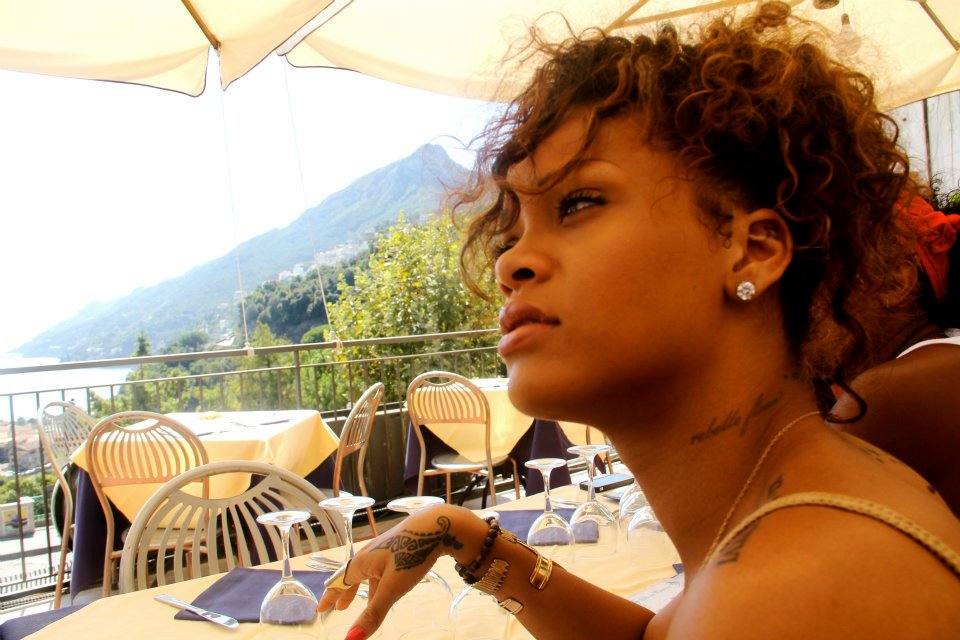 ภาพ exclusive rihanna กับการเดินเที่ยวแบบคนธรรมดา ^__^