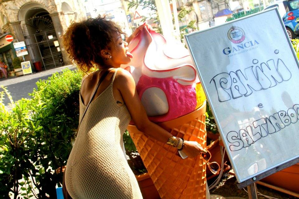 ภาพ exclusive rihanna กับการเดินเที่ยวแบบคนธรรมดา ^__^