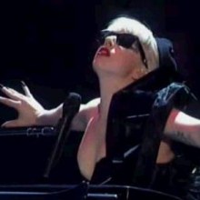 Lady Gaga แสดงเพลง Marry The Night ที่งาน BAMBI Awards 2011