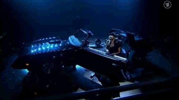 Lady Gaga แสดงเพลง Marry The Night ที่งาน BAMBI Awards 2011