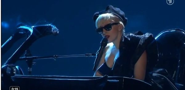 Lady Gaga แสดงเพลง Marry The Night ที่งาน BAMBI Awards 2011