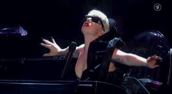 Lady Gaga แสดงเพลง Marry The Night ที่งาน BAMBI Awards 2011