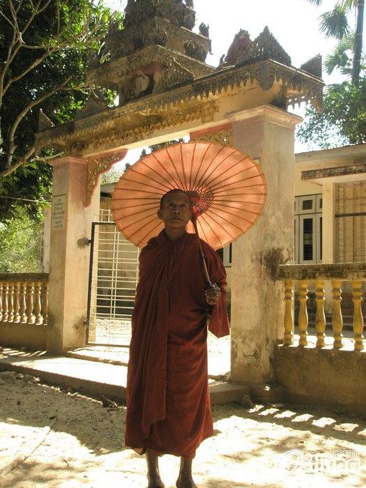 พระในพม่ากับร่มกระดาษ