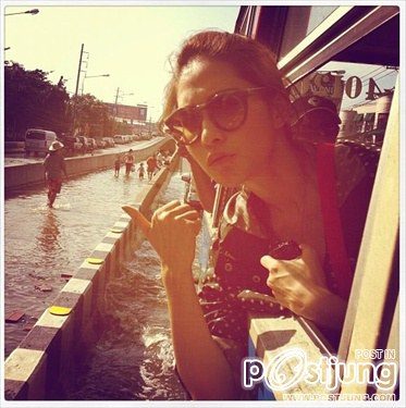 พลอย ต้าร์ ลงพื้นที่ช่วยน้ำท่วม