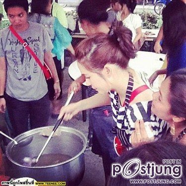 พลอย ต้าร์ ลงพื้นที่ช่วยน้ำท่วม