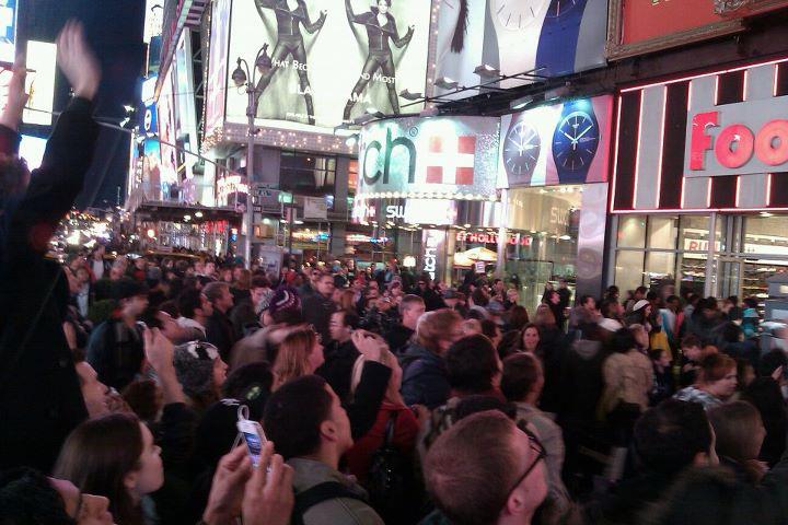 Britney Spears บรรยายกาศบริเวณ Times Square,NYC เปิดทัวร์ให้คนดูฟรี