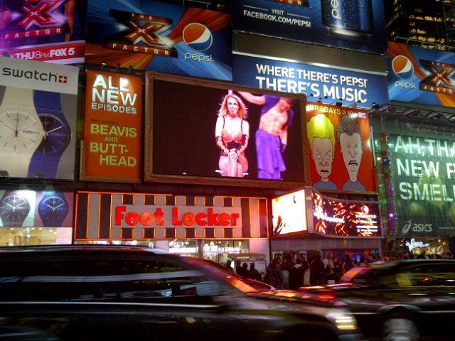 Britney Spears บรรยายกาศบริเวณ Times Square,NYC เปิดทัวร์ให้คนดูฟรี