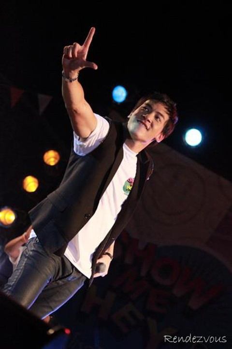 บี้ เดอะสตาร์  @ โชว์มีเฮ อาสาพายิ้ม