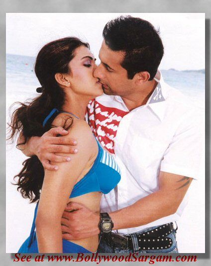 Bollywood_Actresses_Kissing_