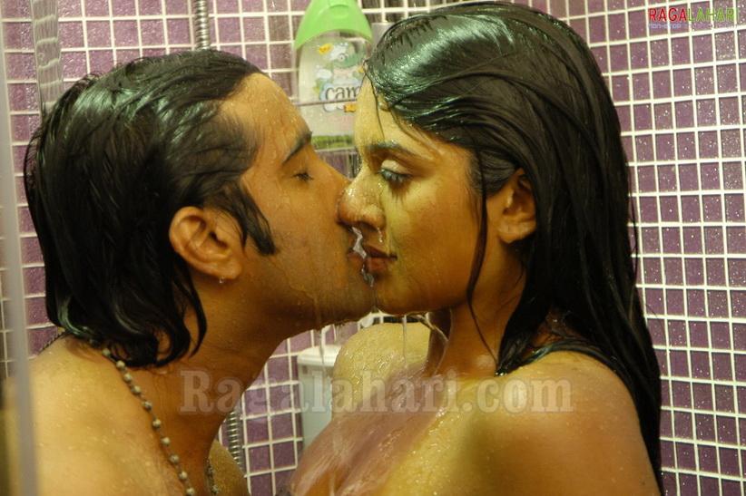 Bollywood_Actresses_Kissing_