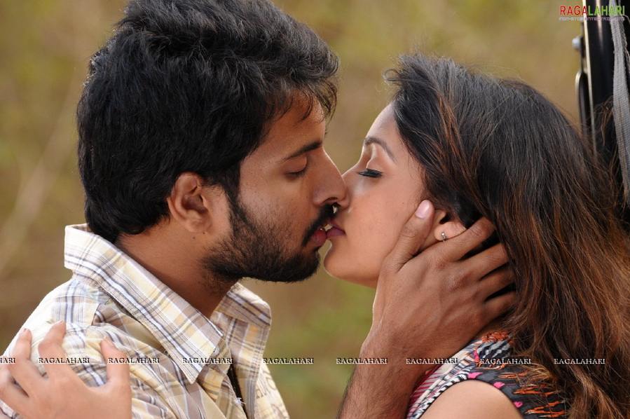 Bollywood_Actresses_Kissing_