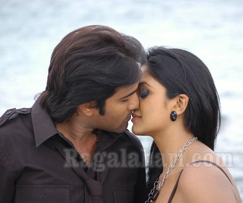 Bollywood_Actresses_Kissing_