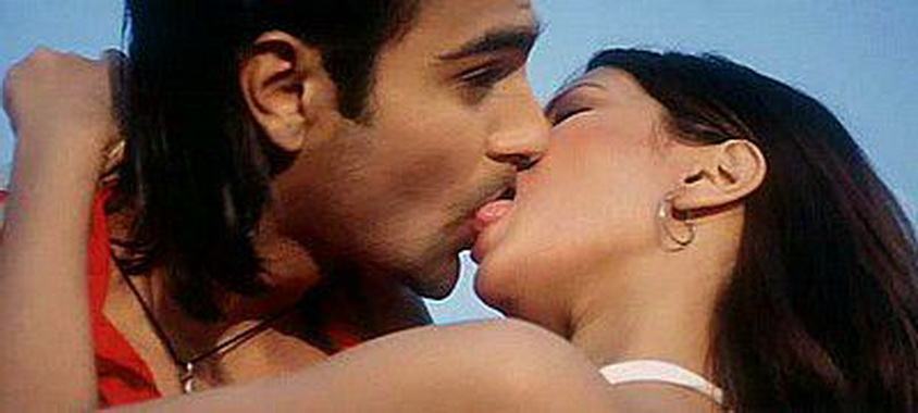 Bollywood_Actresses_Kissing_