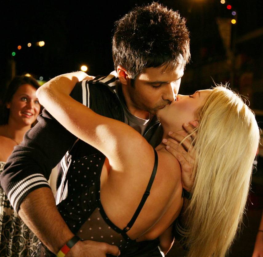 Bollywood_Actresses_Kissing_