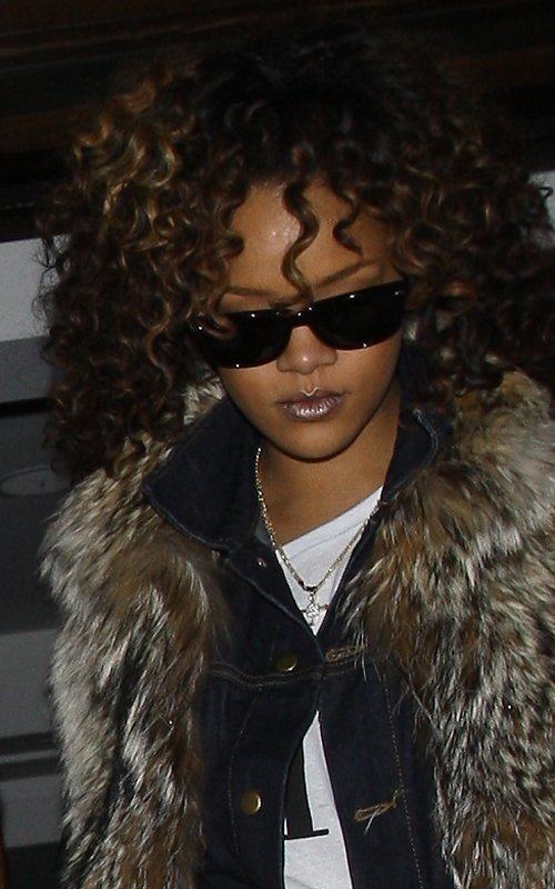 มาดู Rihanna ใส่กางเกงของ Topshop