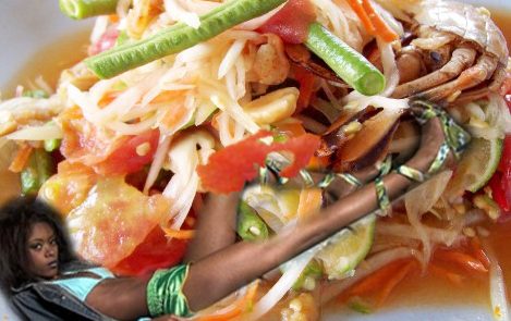 ปล. รูปนี้แถมค่ะ ฟูรอนด้า ขอโพสท่าในจานส้มตำ 55