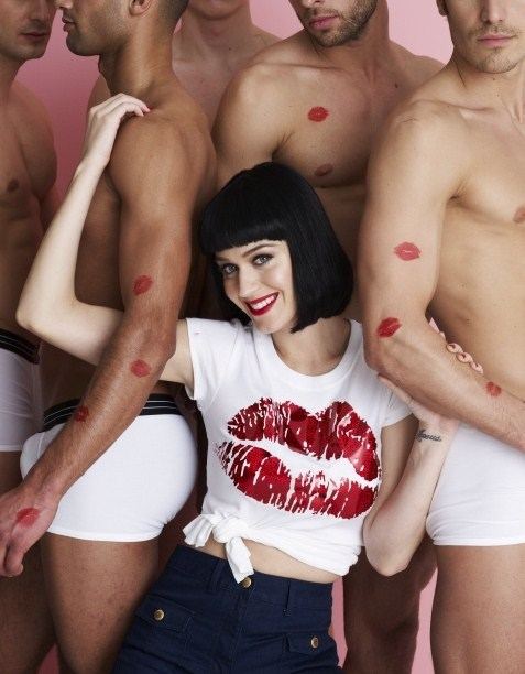 Katy Perry สวยซ่า ท่ามกลางหนุ่มๆ ❤