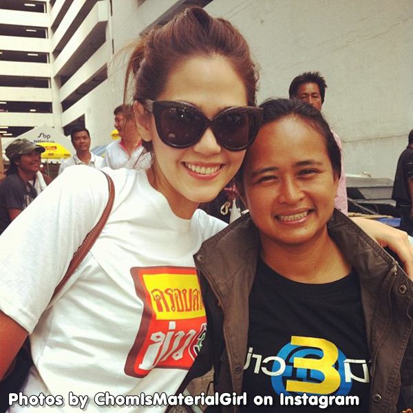 ชมพู่ อารยา ลงพื้นที่ช่วยคนน้ำท่วมพระราม2