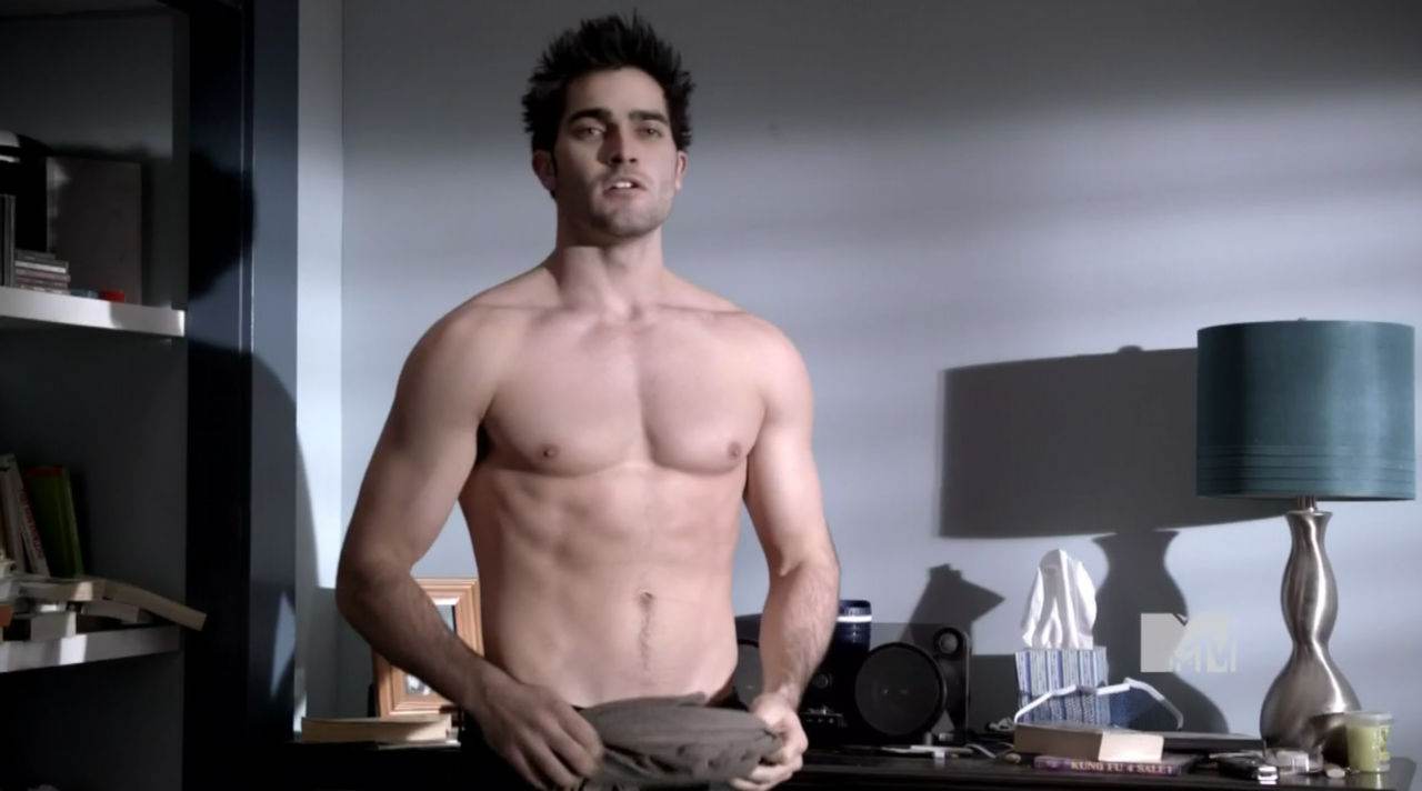 Colton Haynes & Tyler Hoechlin Shirtless in Teen Wolf Ep 1×09