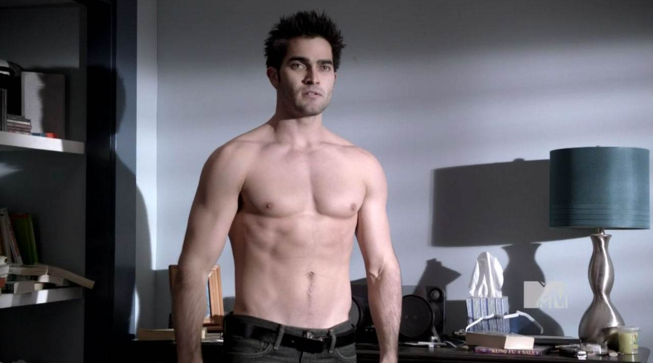 Colton Haynes & Tyler Hoechlin Shirtless in Teen Wolf Ep 1×09