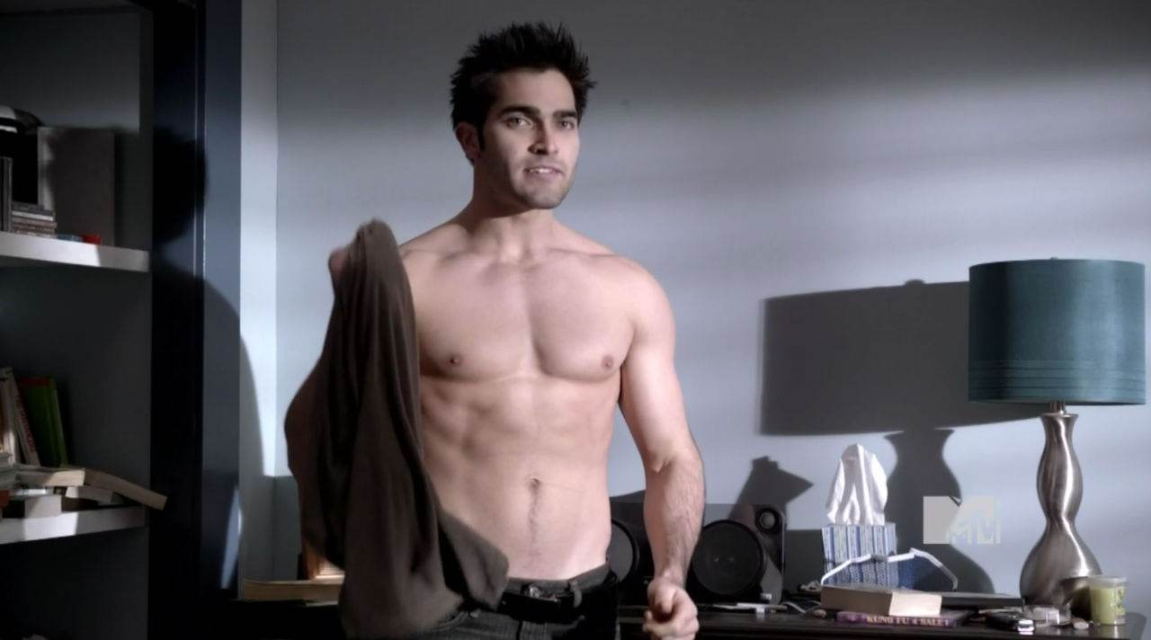 Colton Haynes & Tyler Hoechlin Shirtless in Teen Wolf Ep 1×09