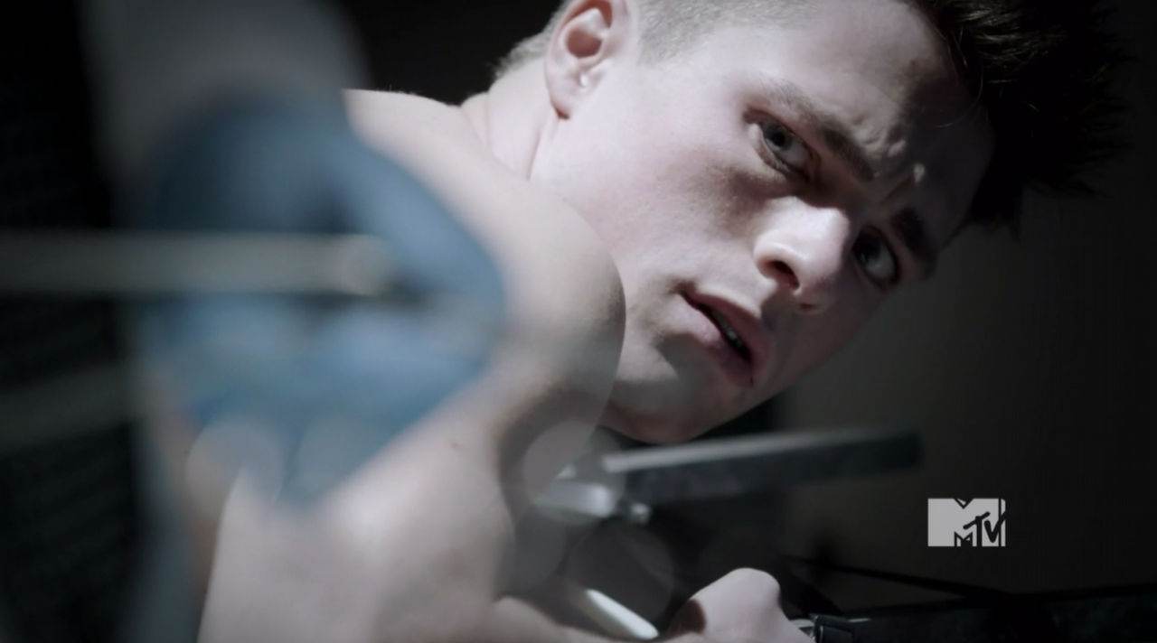 Colton Haynes & Tyler Hoechlin Shirtless in Teen Wolf Ep 1×09