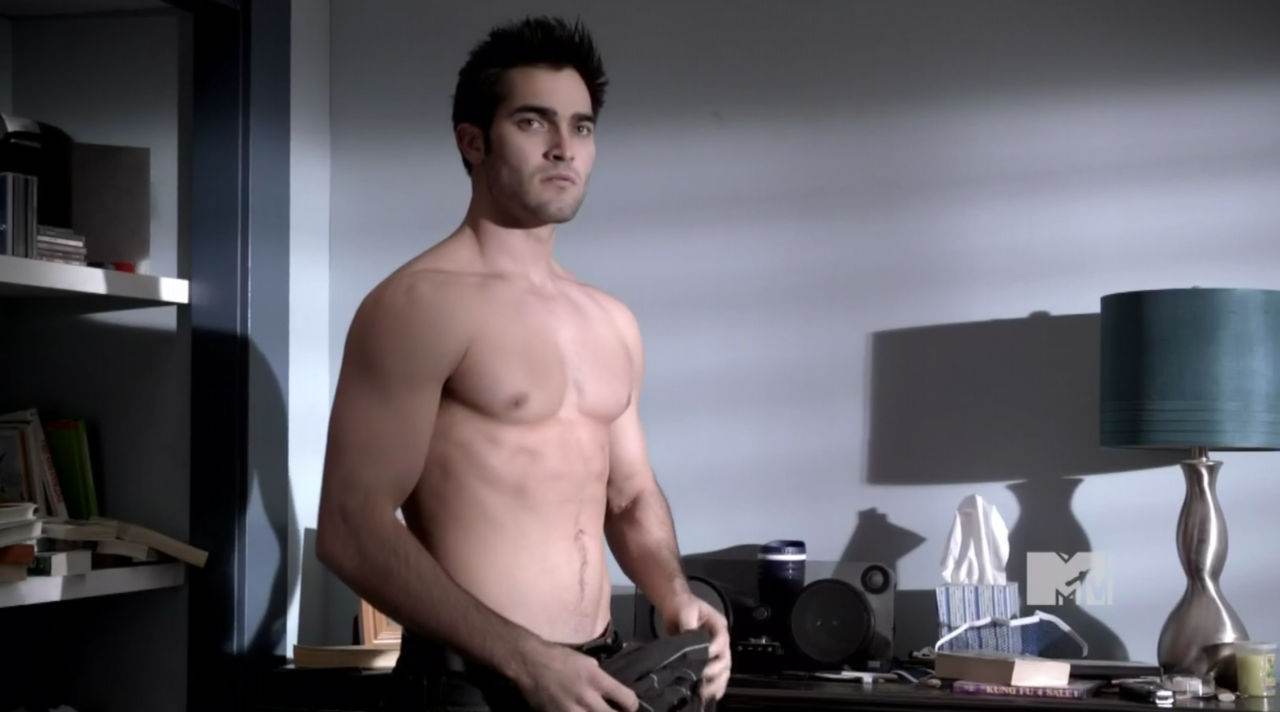 Colton Haynes & Tyler Hoechlin Shirtless in Teen Wolf Ep 1×09