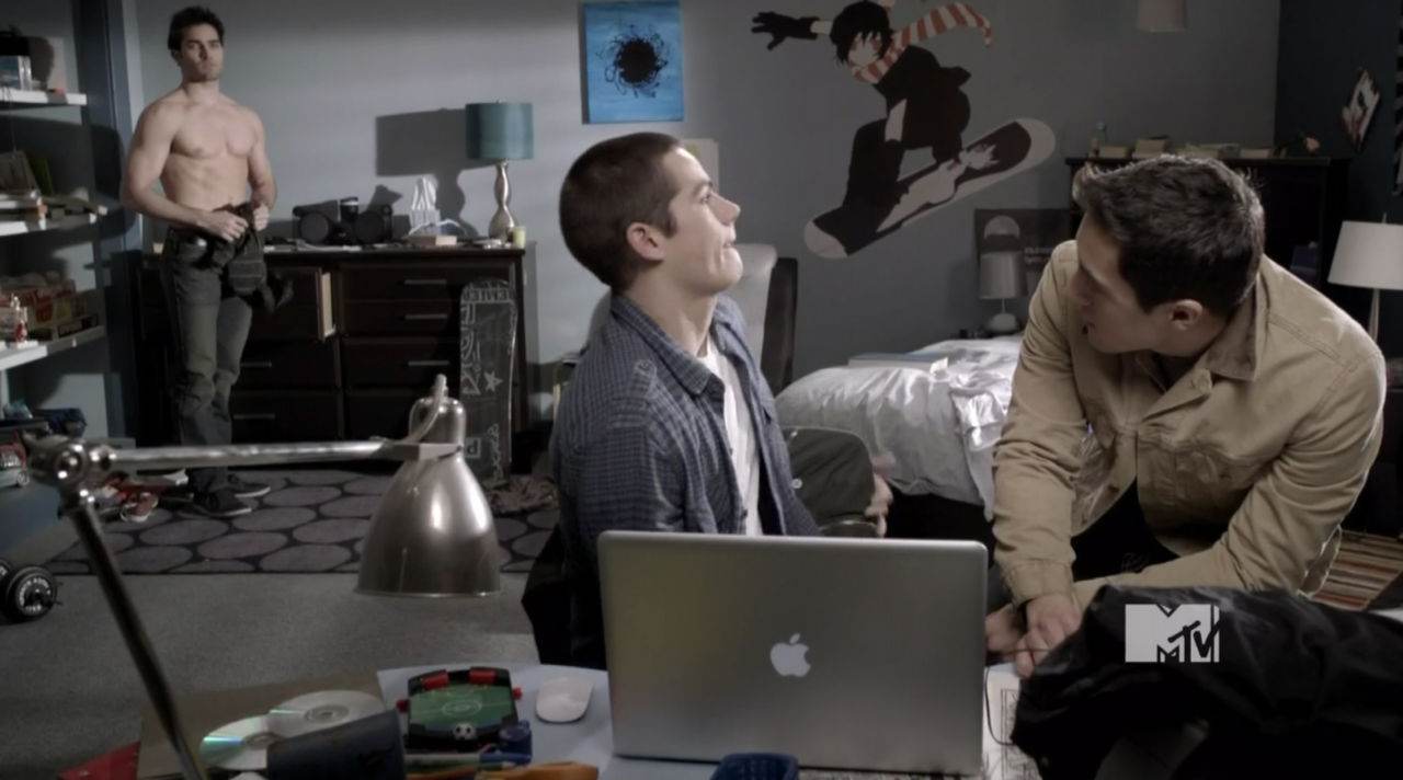 Colton Haynes & Tyler Hoechlin Shirtless in Teen Wolf Ep 1×09