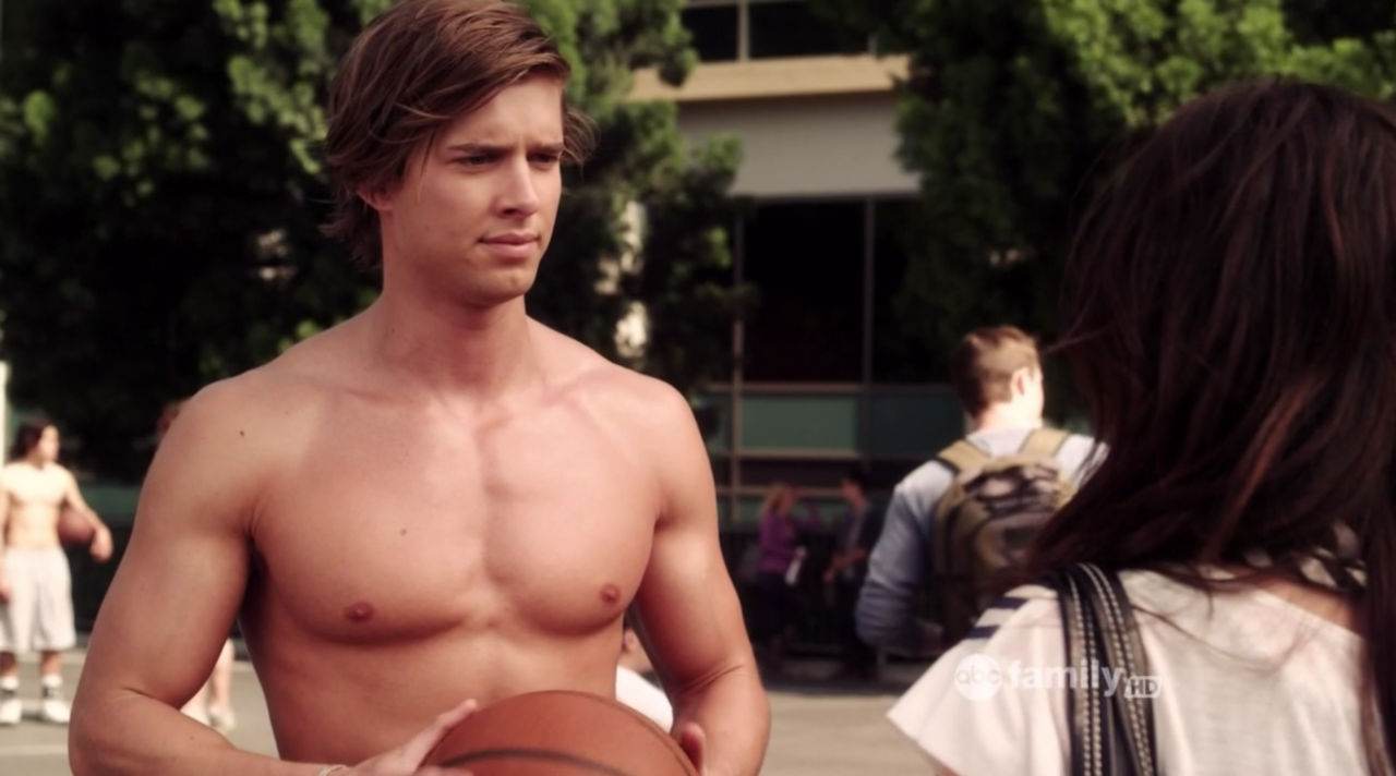 Drew Van Acker Shirtless in Pretty Little Liars Ep 2&times;04