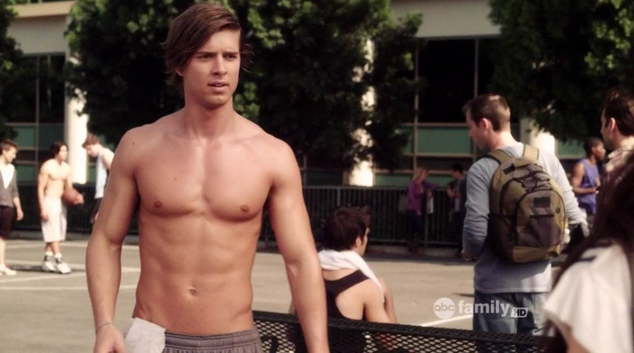 Drew Van Acker Shirtless in Pretty Little Liars Ep 2&times;04