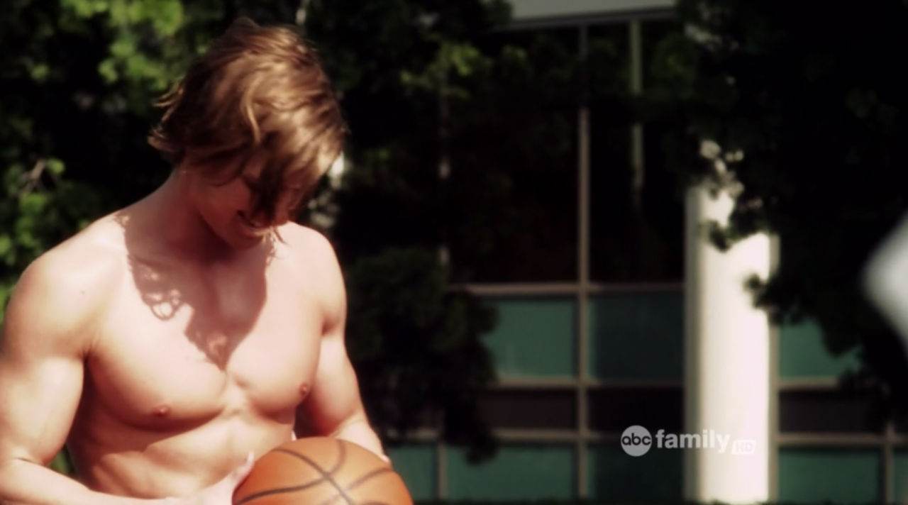Drew Van Acker Shirtless in Pretty Little Liars Ep 2&times;04