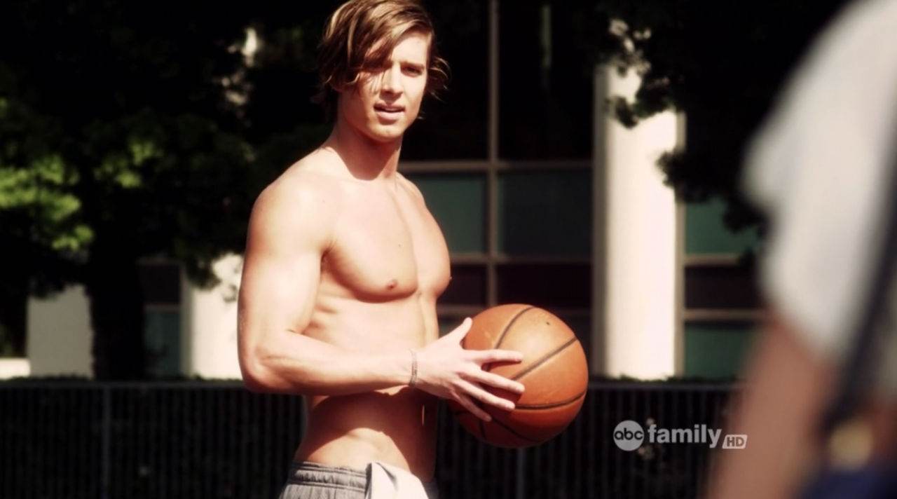 Drew Van Acker Shirtless in Pretty Little Liars Ep 2&times;04